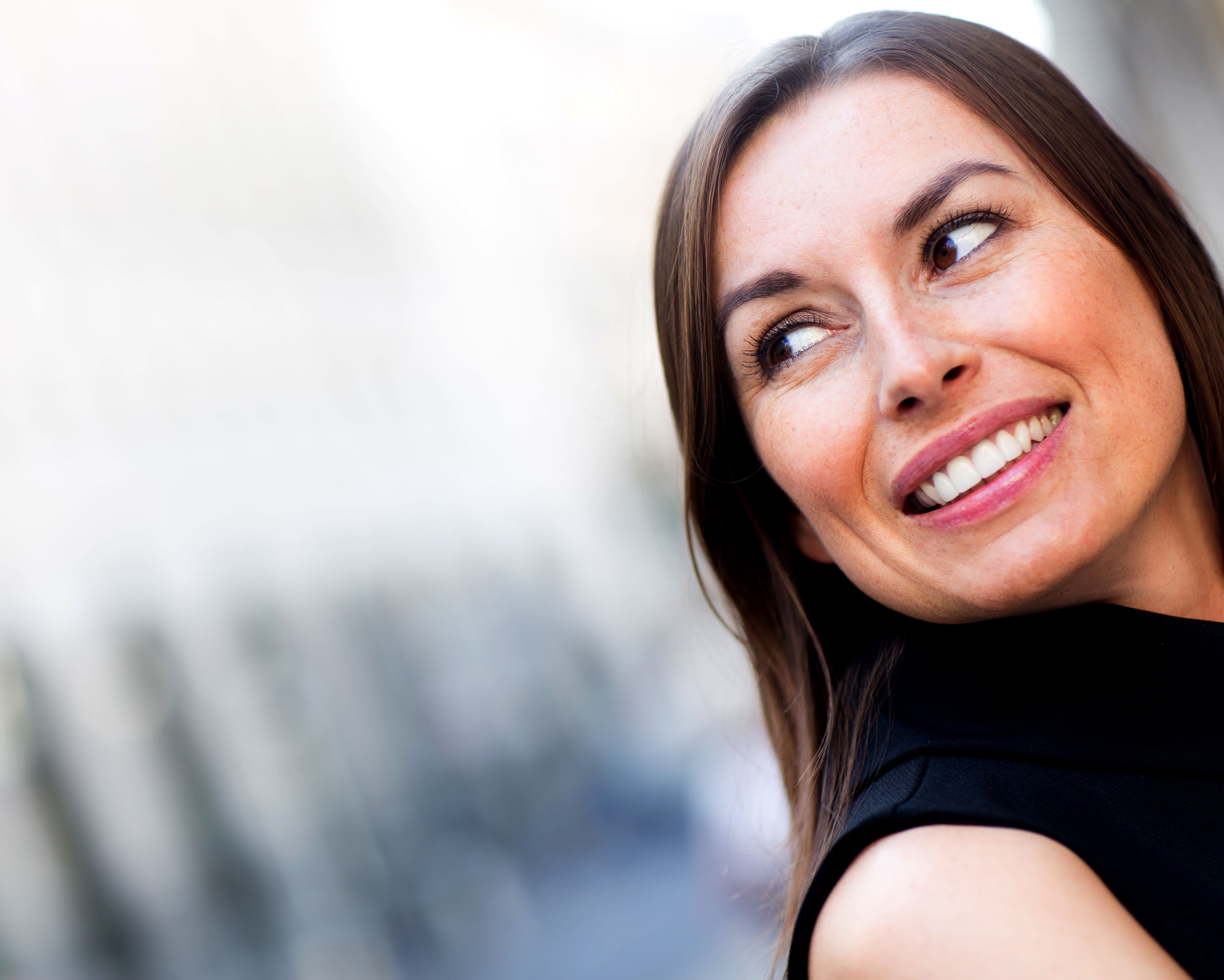 lady looking over her shoulder